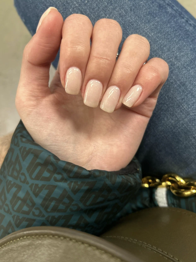 Нежный маникюр в студии «Флёр»